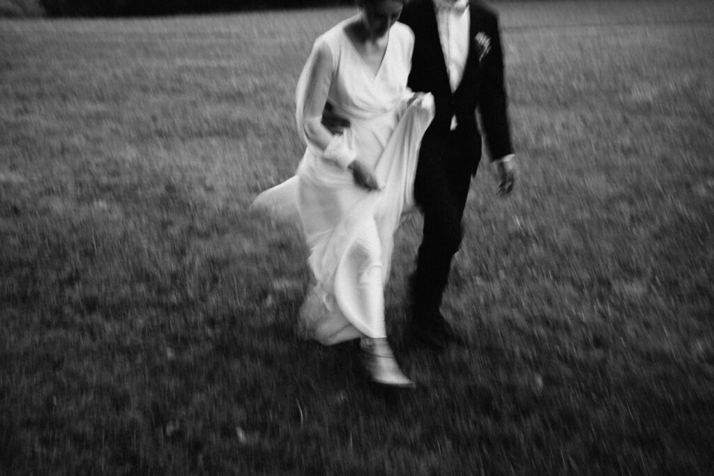 černobílá svatební fotka v pohybu